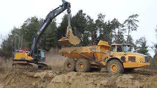 Volvo EC480E L digging mud with a 4.5y3 clamshell