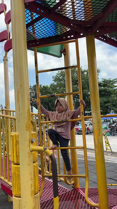 Adek turun dari tangga dengar suara aneh #funny #trending #shorts