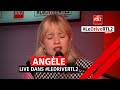 Angèle interprète "Bruxelles je t'aime" en live dans #LeDriveRTL2 (22/10/21)