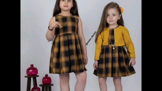 Qisqa koylakda egilgan va külotsiz qizning fotosurati. Qisqa koylakda egilgan va külotsiz qizning fotosurati.