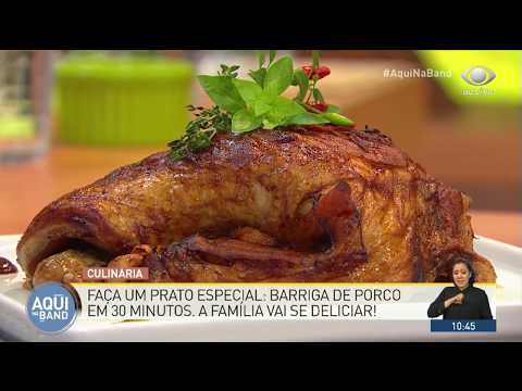 Tempero vinagre e sal. Lavar a panceta... Secar com papel toalha... Passar maçarico ou no fogo caso . 