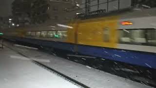 【定期運用延長】大雪の中を走行！255系「しおさい」市川駅通過