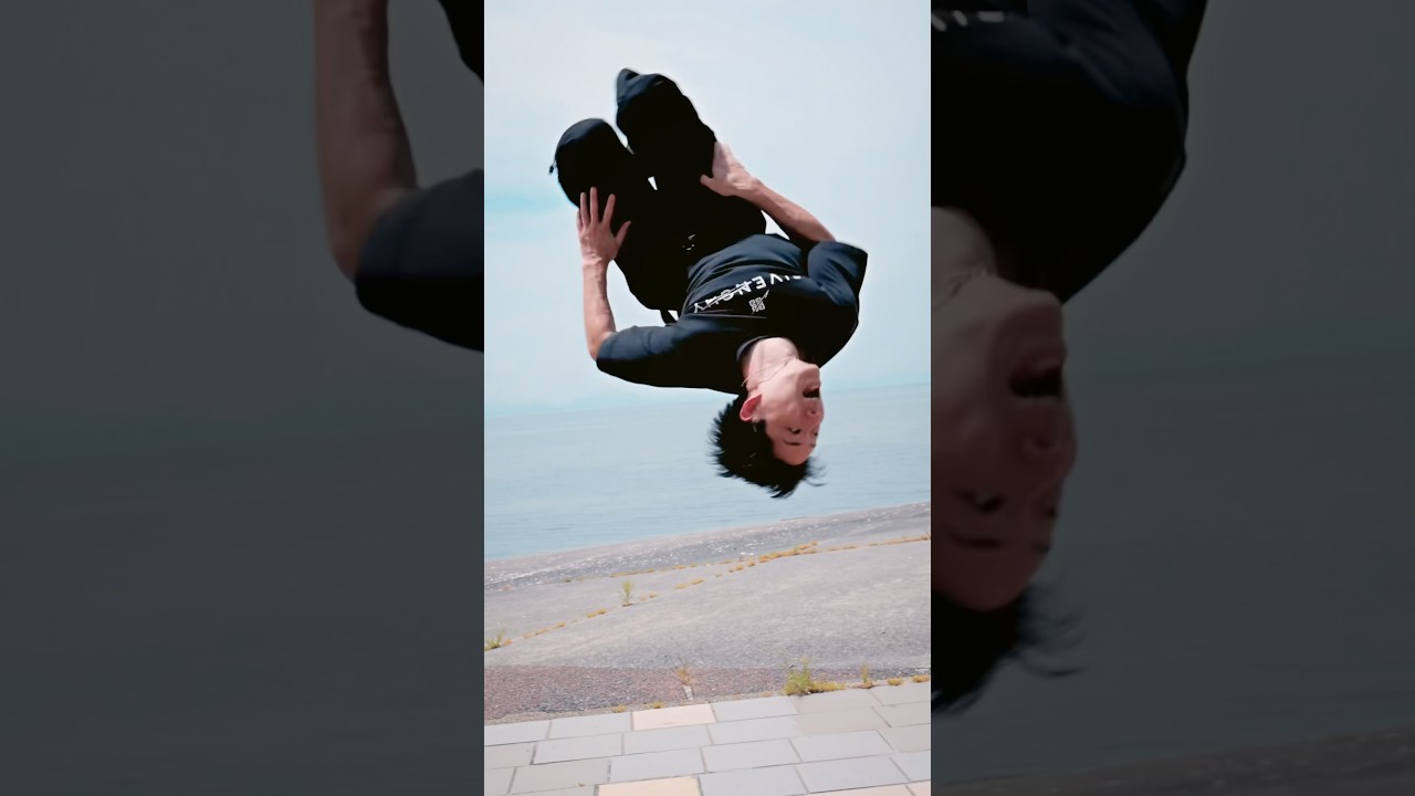 海でアクロバット🤸🌊 季節感最高🌴 それにしてもアクロバットの最中、口開きすぎな笑🤣