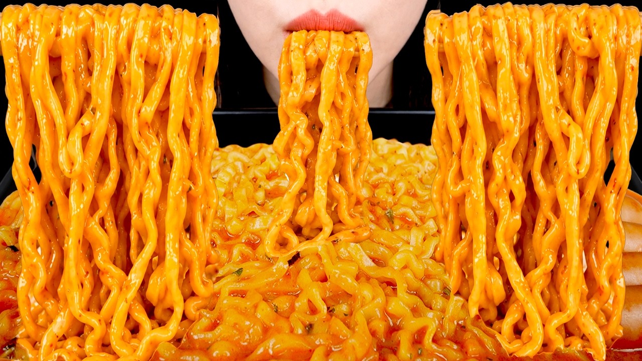 ASMR CHEESY BULDAK NOODLES 치즈까르보불닭탕면 소세지 먹방 EATING SOUNDS MUKBANG
