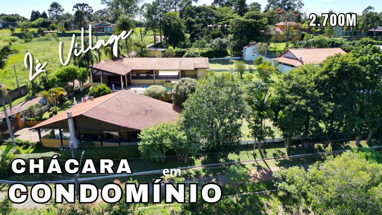 VD. 269  CHÁCARA COMPLETA em condomínio fechado a apenas 1 km da Rodovia 2.700 m