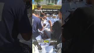momen lucu tukang kebersihan dapat uang ditempat sampah‼️‼️#uang #amplop #sampah #hajatan #shorts