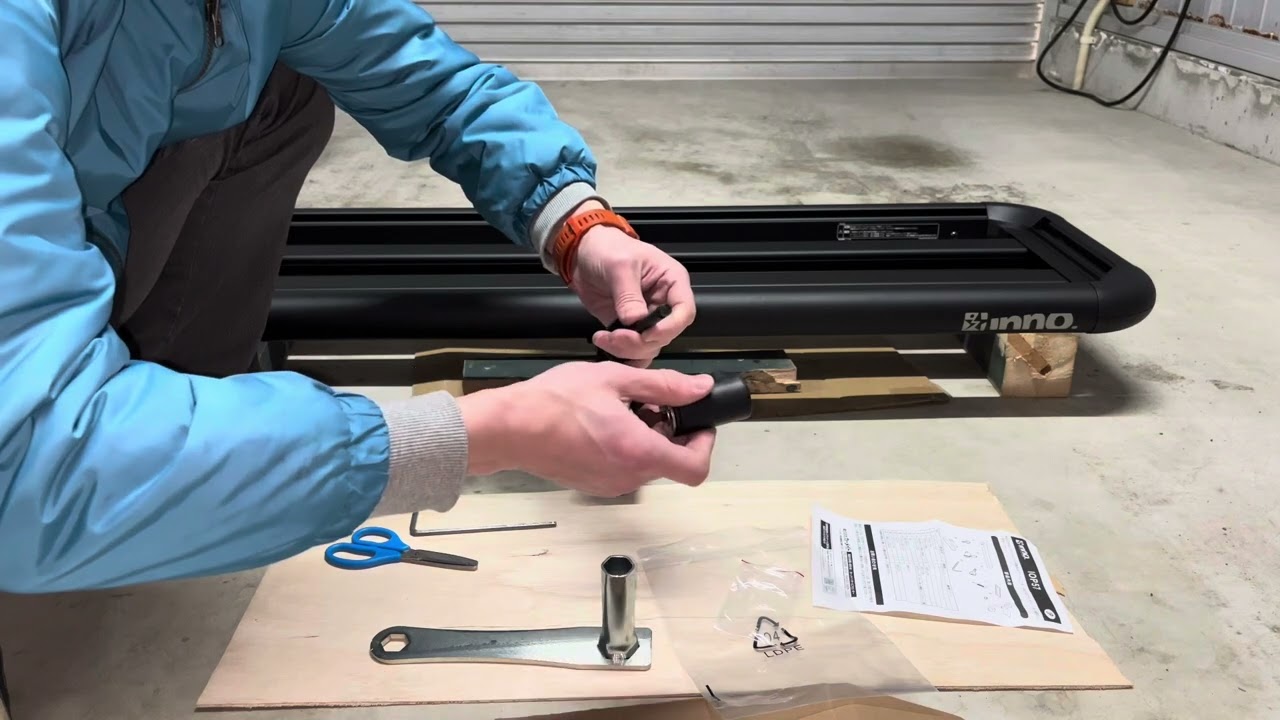 今日はランクル300にヒッチキャリアを取り付けてみました。