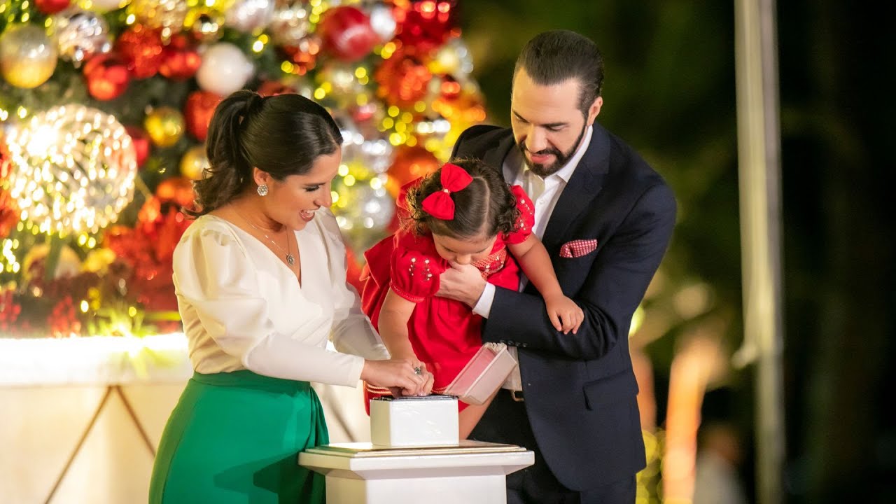 Presidente Nayib Bukele y su familia encienden el árbol de Navidad en