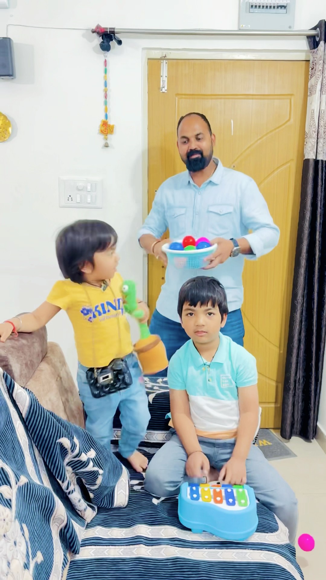 Mummy ko ullu bana rhe h ?