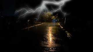 تخلص من الأرق مع هطول الأمطار الغزيرة وأصوات الرعد  على شارع هادئ خالي من المار  rain and thunder