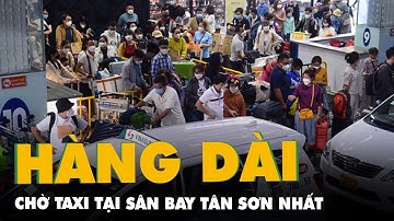 Dòng người xếp hàng dài chờ taxi tại sân bay Tân Sơn Nhất
