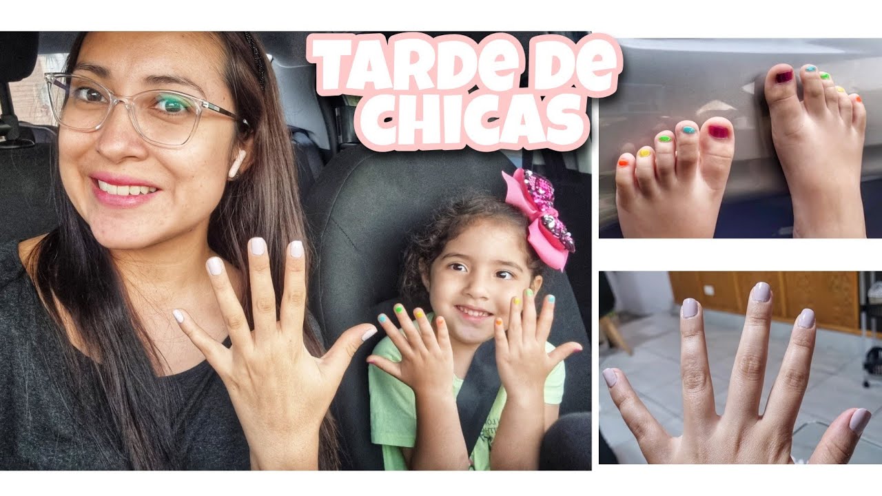 Tiempo de pedicura. elegante madre e hija de pelo rubio sentadas