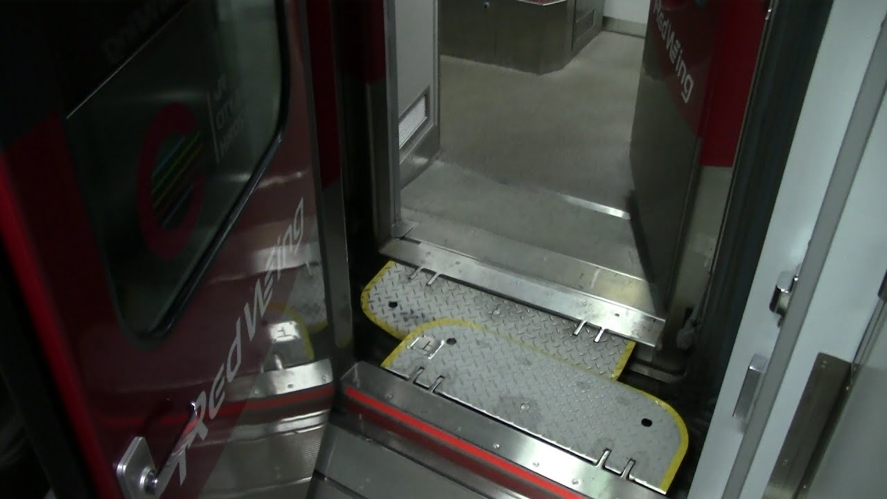 車両連結部で撮影 渡り板の動き 新型車両227系電車 Youtube
