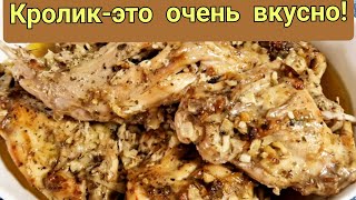 картинка: Кролик запечённый с луком и чесноком в рукаве в духовке .