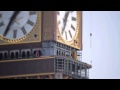 تركيب الهلال في برج وقف الملك عبد العزيز بمكة المكرمة