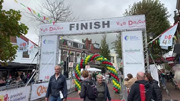 Wandelaars komen binnen in Hillegom