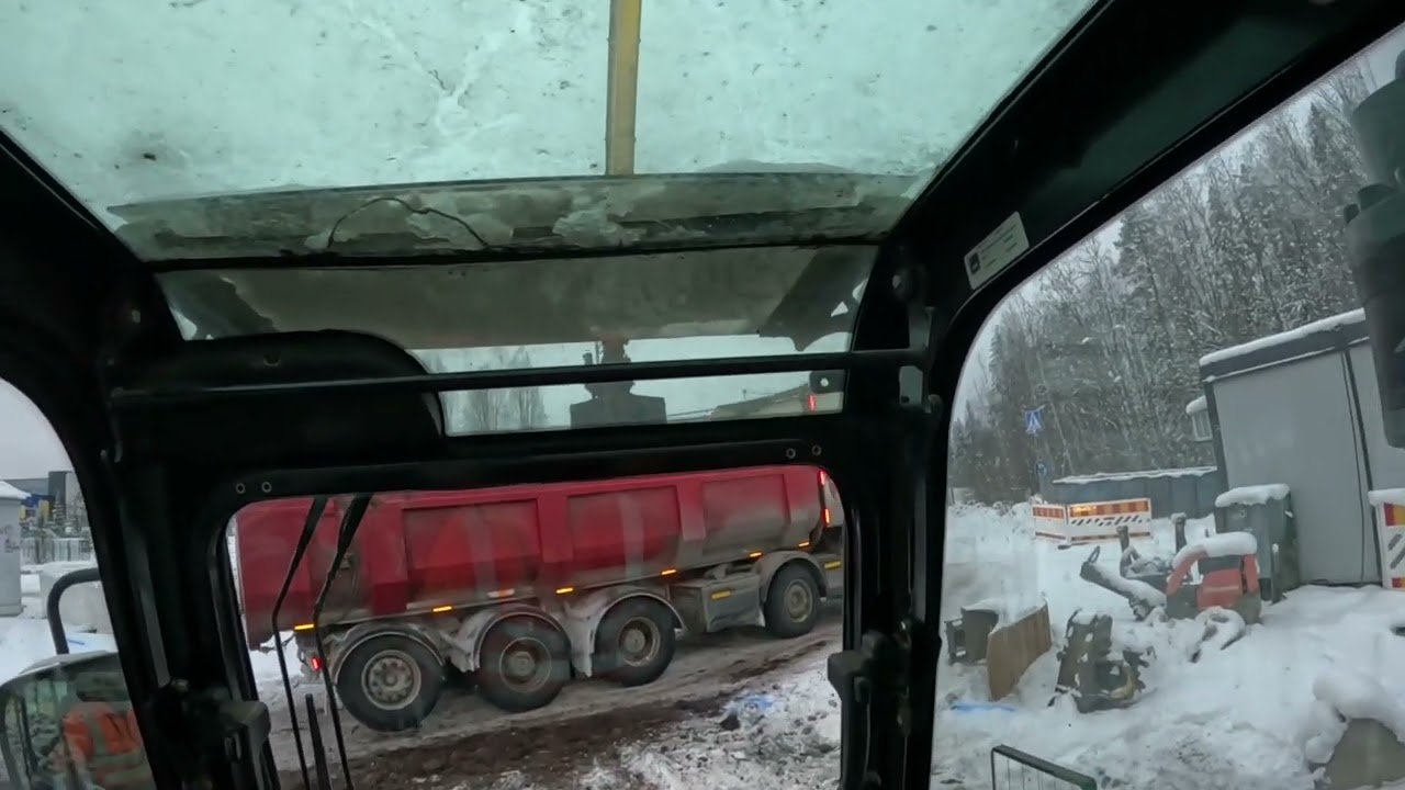 JCB pitkäpuomilla maan lastausta