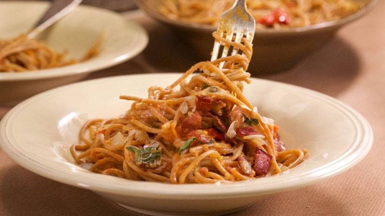 stylewe Bacon and Bay Tomato Sauce on Brown Spaghetti