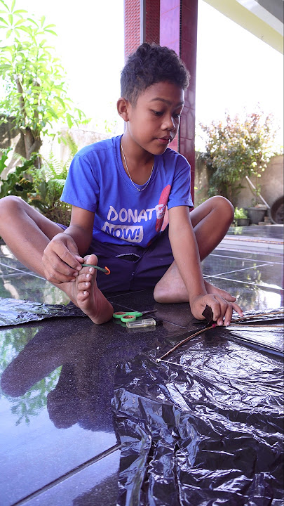 AMBON BOYS MAKE SKYDIVING KITES FROM BAMBOO.