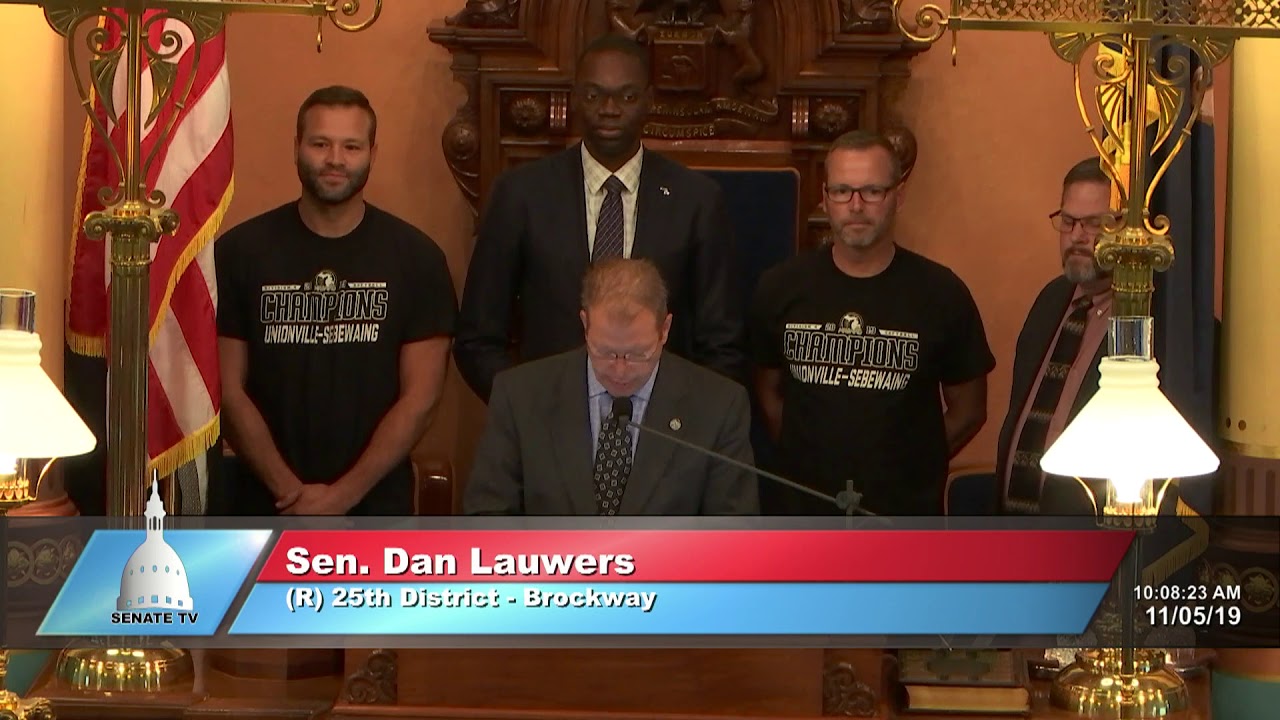 Sen. Lauwers welcomes the Unionville-Sebewaing softball team to the Senate