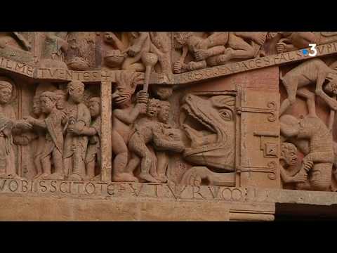 Le tympan de l'abbatiale de Conques s'illumine et se colorise pour le plaisir des touristes