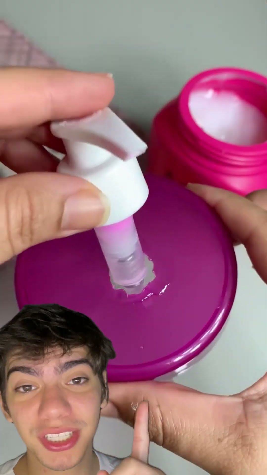 ? Pare de abrir o pote toda hora! Com esse truque, pegar o creme ficou muito mais fácil!