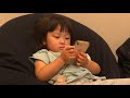 ねーねがピアノ練習中の三女は機嫌がいい
