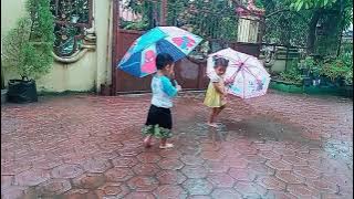 Hujan hujanan | anak main hujan pakai payung...