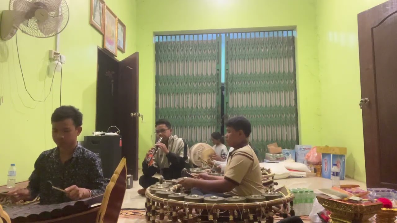 បទពញាដើរ(ស្ដេចយាង)+ដំណើរស្ដេចគ្រុឌ(ផ្លិ ឬស្លឹកឈើលាស់)+រោទិ៍ខ្លី   ប្រគុំដោយ:ក្រុមភ្លេងមធុរពិណពាទ្យ 