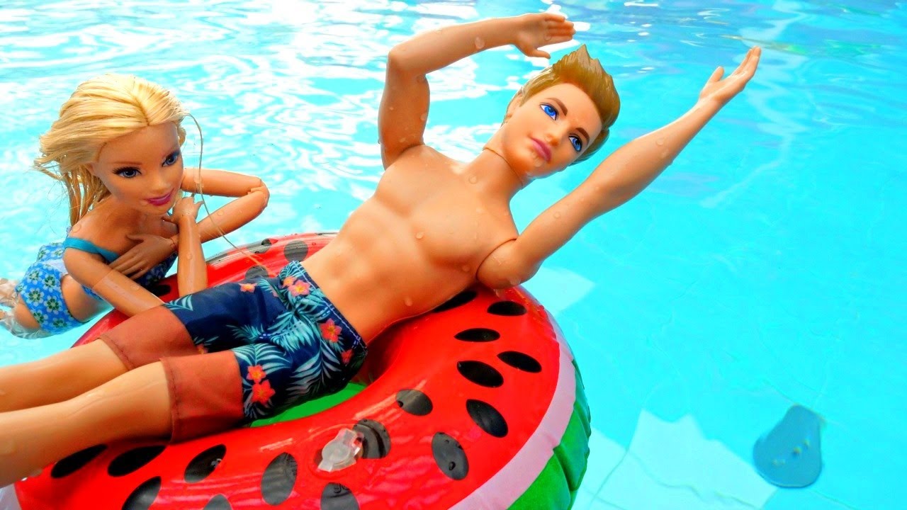 Barbie and Ken swim at the swimming pool - Barbie dolls water fun