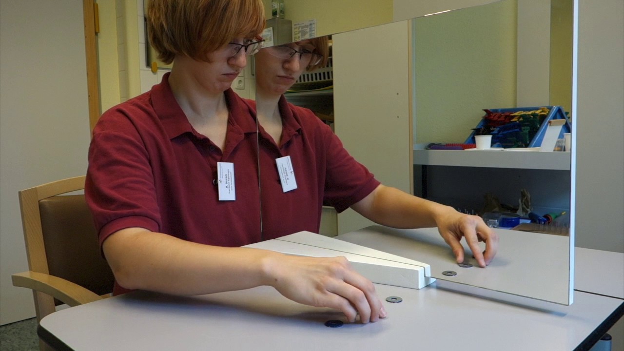 Aufgabenorientierte Spiegeltherapie