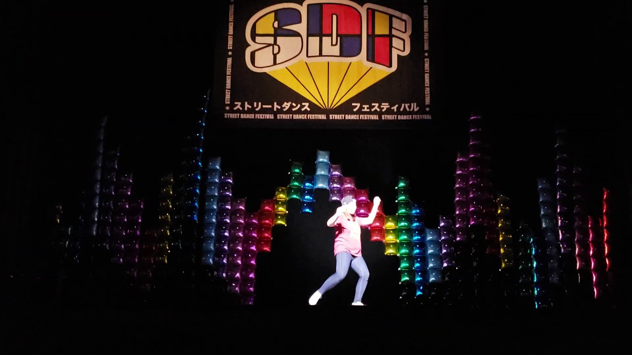Erika solo performance waacking basic steps