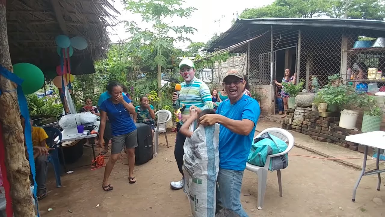 Chicky vs su papá Chirilica. Divertido juego de los sacos. Cumpleaños de la Señorita Laura. Parte 8