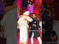 Kareena Kapoor ne Saif kesamne Diljit ko hug karke flying kiss diya | Bollywood | Honey Singh Song