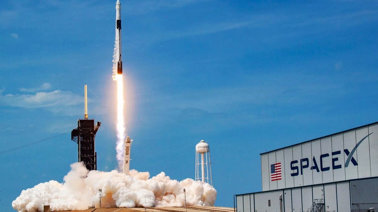 Ракета с кораблем Crew Dragon стартовала к МКС в США