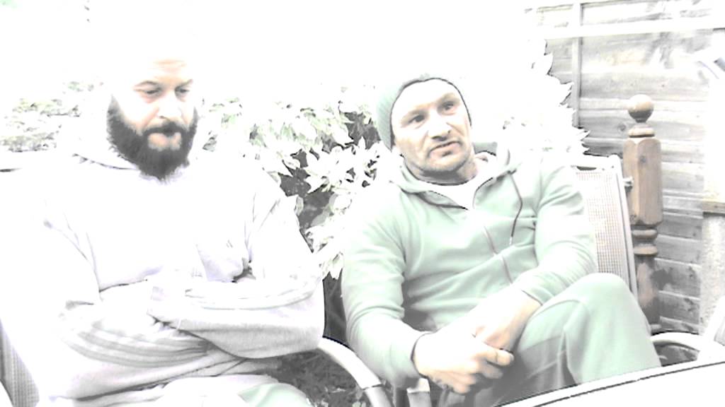 Terry The Tan and Darren 'Big Bad Dal' Thompson discussing strategy with booost oxygen