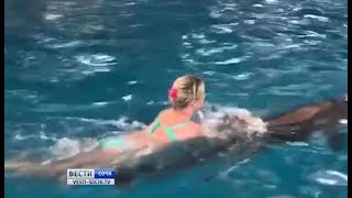 Мария Захарова поплавала с дельфинами в Сочи Мария Захарова поплавала с дельфинами в Сочи