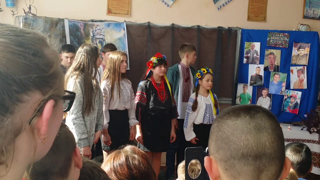 Там біля тополі калина