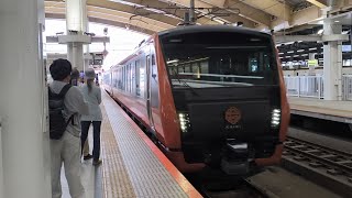 [汽笛2回あり！]回8851D HB-E300系 海里編成 当駅始発臨時特急海里号酒田行の送り込み回送 回送列車が汽笛2回鳴らしながら新潟駅3番線に入線するシーン