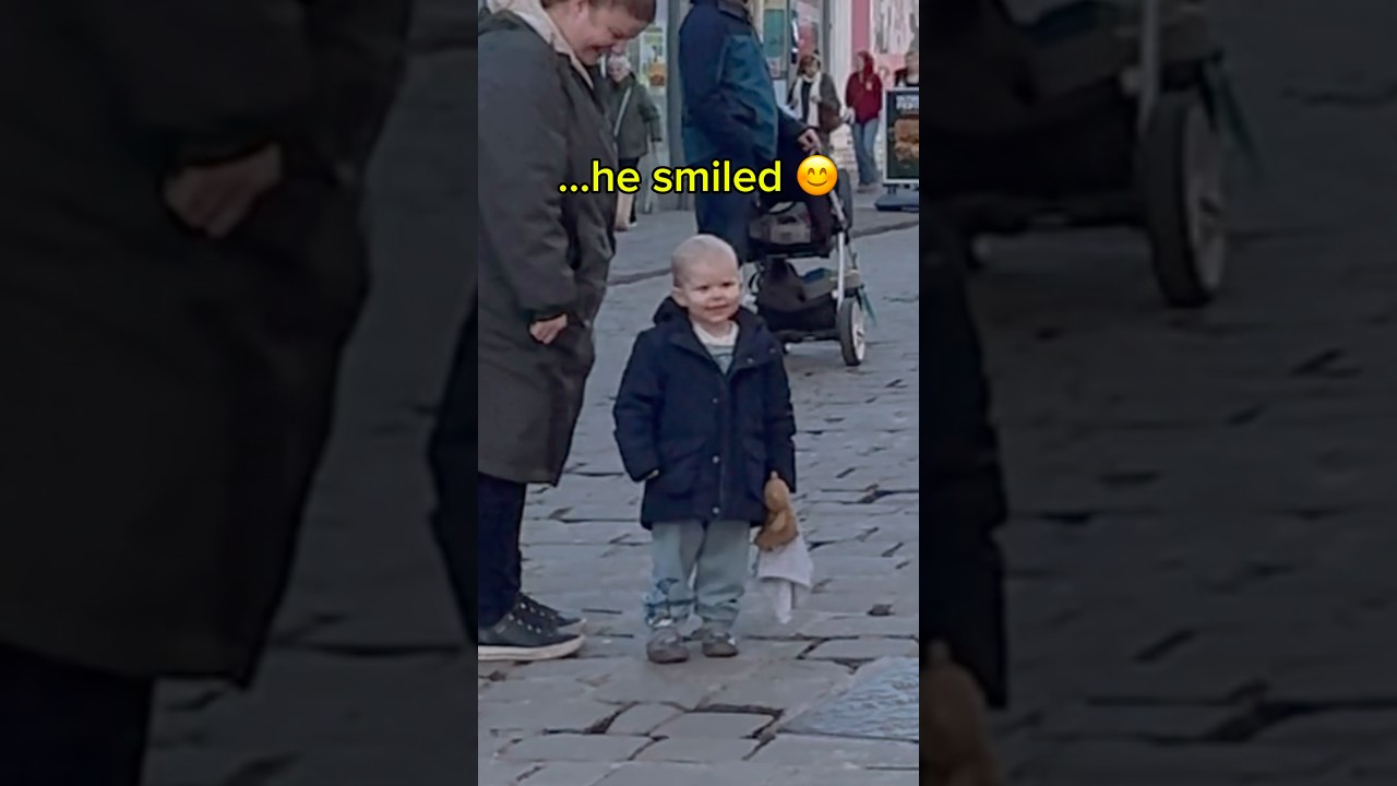 The way he smiled at the end 🥹 #singing #singer #public #reaction #cute #adorable #lewiscapaldi
