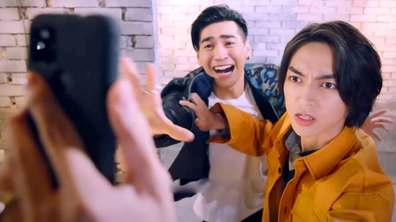 Босс не может скрыть своего счастья, когда просачиваются интимные фотографии?