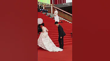 Like a fairytale! Chen Feiyu kindly helped Zhou Ye carry her dress train up the stairs... BIFF2023