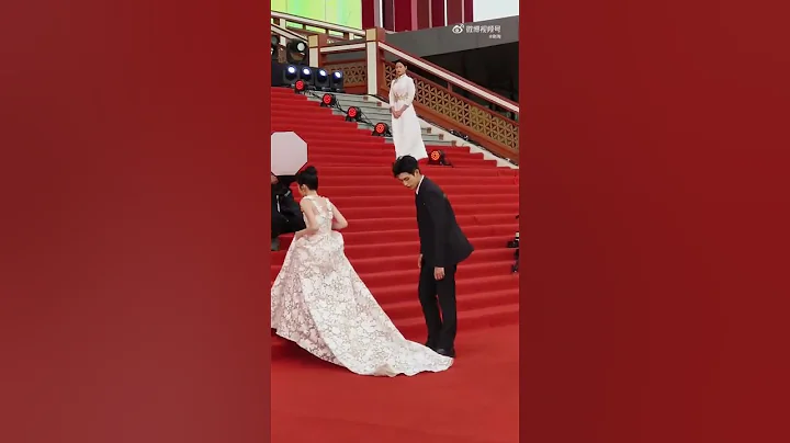 Like a fairytale! Chen Feiyu kindly helped Zhou Ye carry her dress train up the stairs... BIFF2023 - DayDayNews