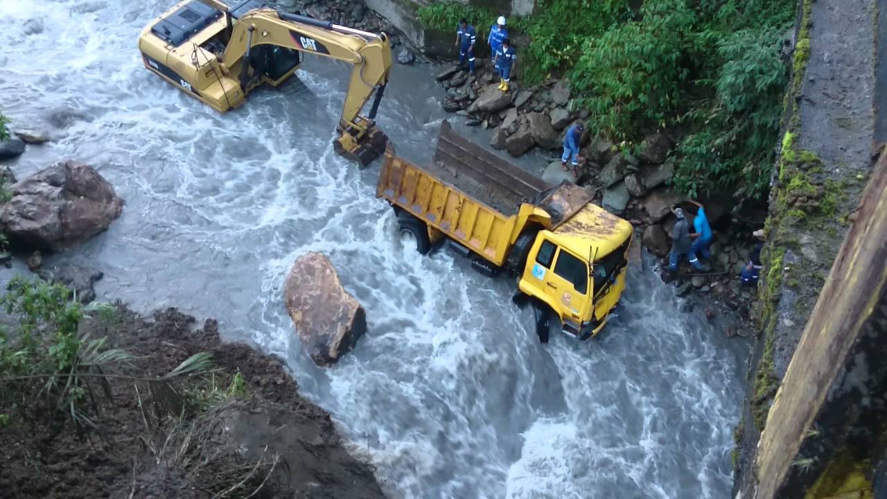 Rescate de volqueta en el río Santa Rosa
