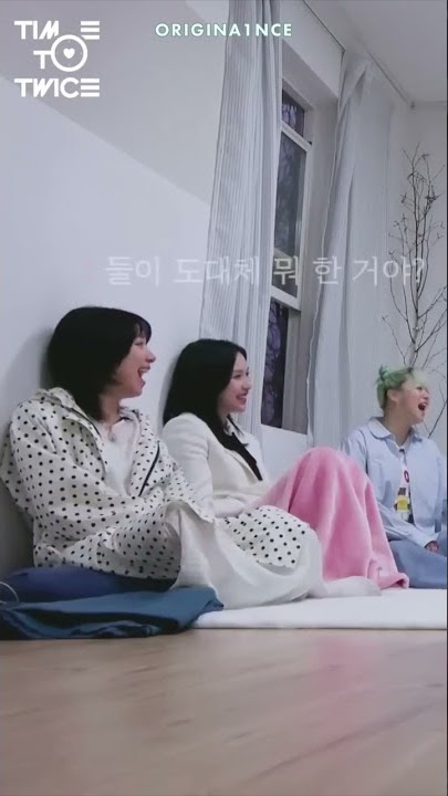 jihyo and momo suspiciously returning from their date🤣