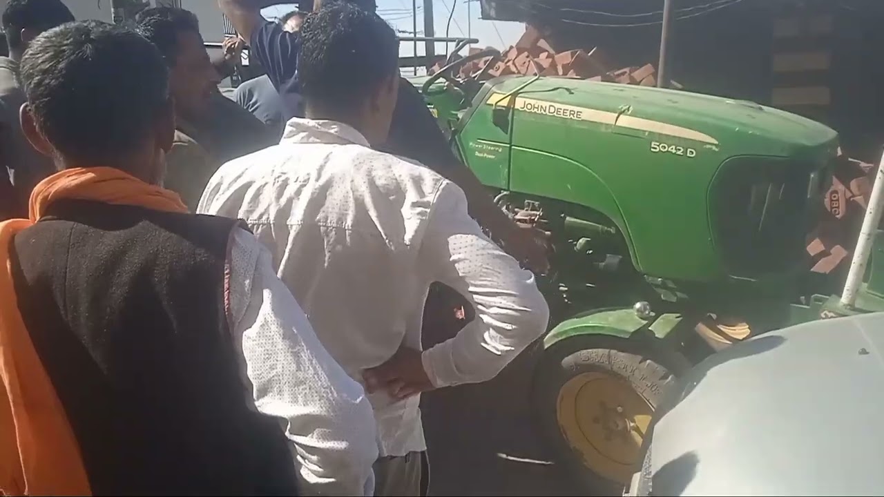 संगड़ाह में Beer Bar के समीप Car व Tractor की टक्कर 