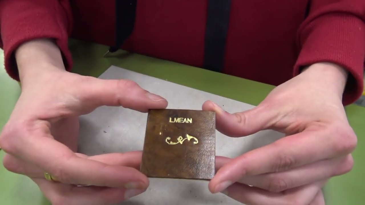 Démonstration de dorure à la Bibliothèque de Mulhouse