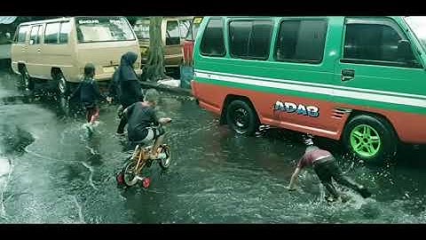 anak kecil hujan hujanan,,  hujan bahagia video kenangan untuk masa depan