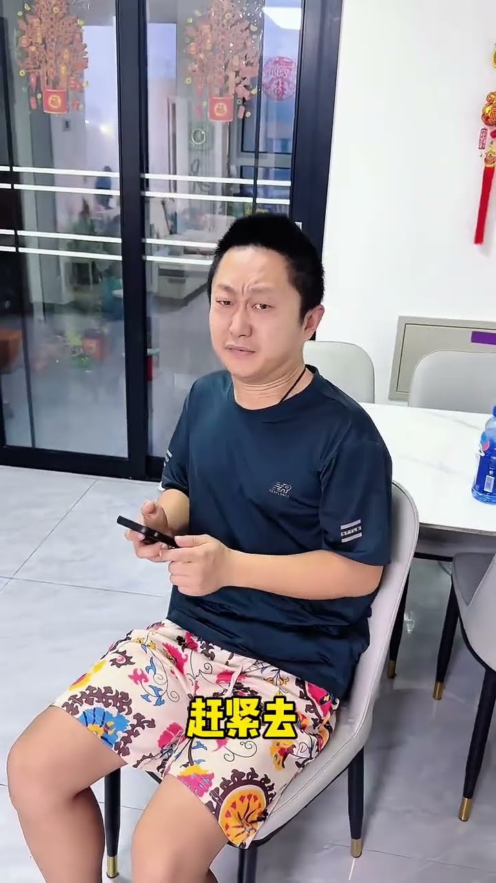 儿子坐姿不正确，妈妈一招制服，就是有点费爹！#Cute baby#Cute#呆萌小米宝#聪明宝宝#萌娃