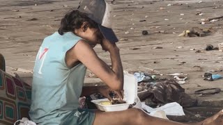 Regalando Comida A Personas De La Calle